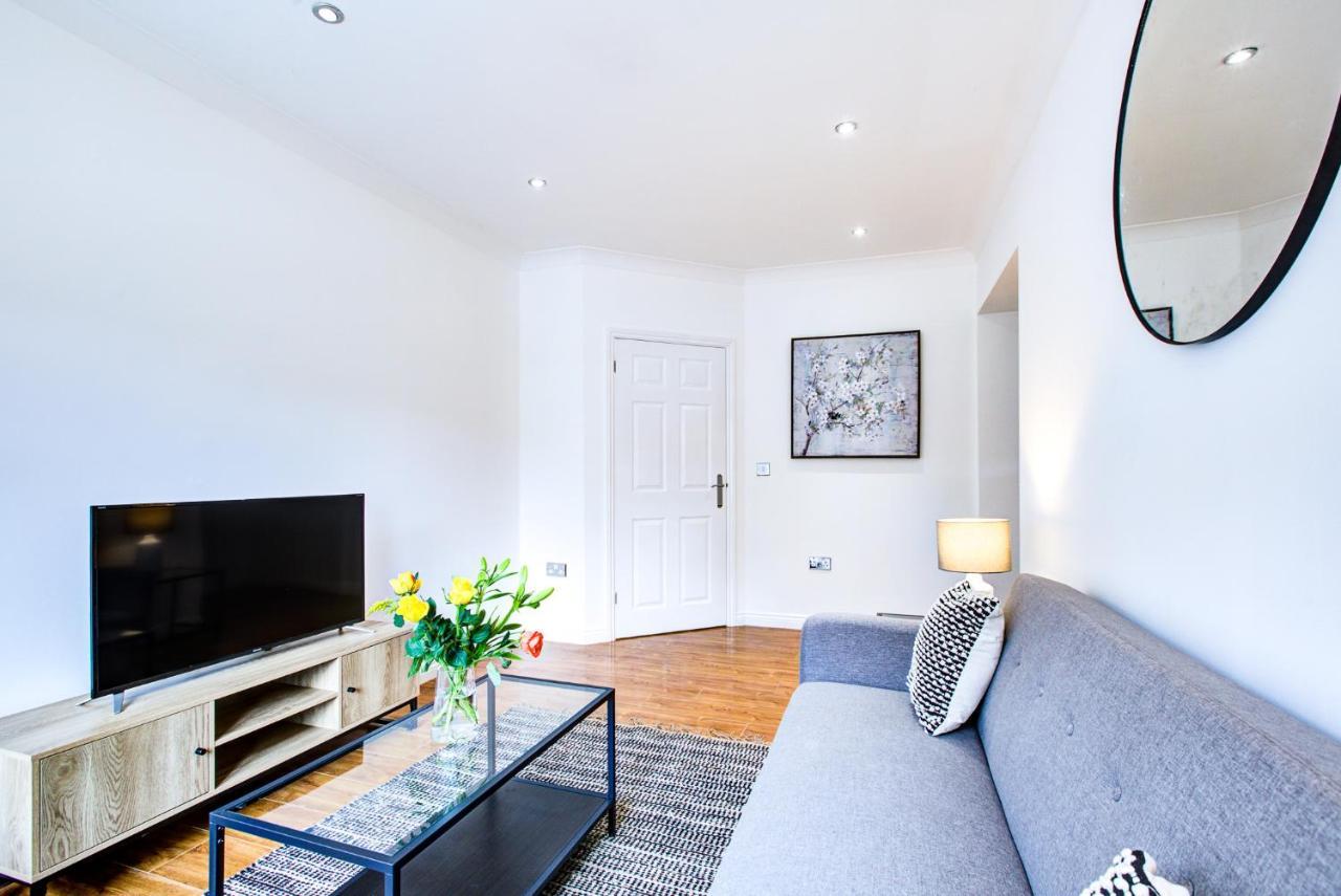 Stylish Two Bedroom Apartment With Free Parking! Romford Exterior foto